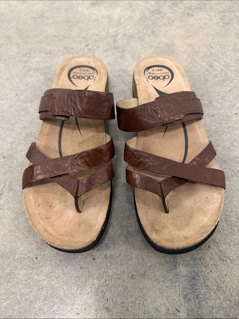 Abeo Brown Leather Strappy Toe-Loop Sandals - Women